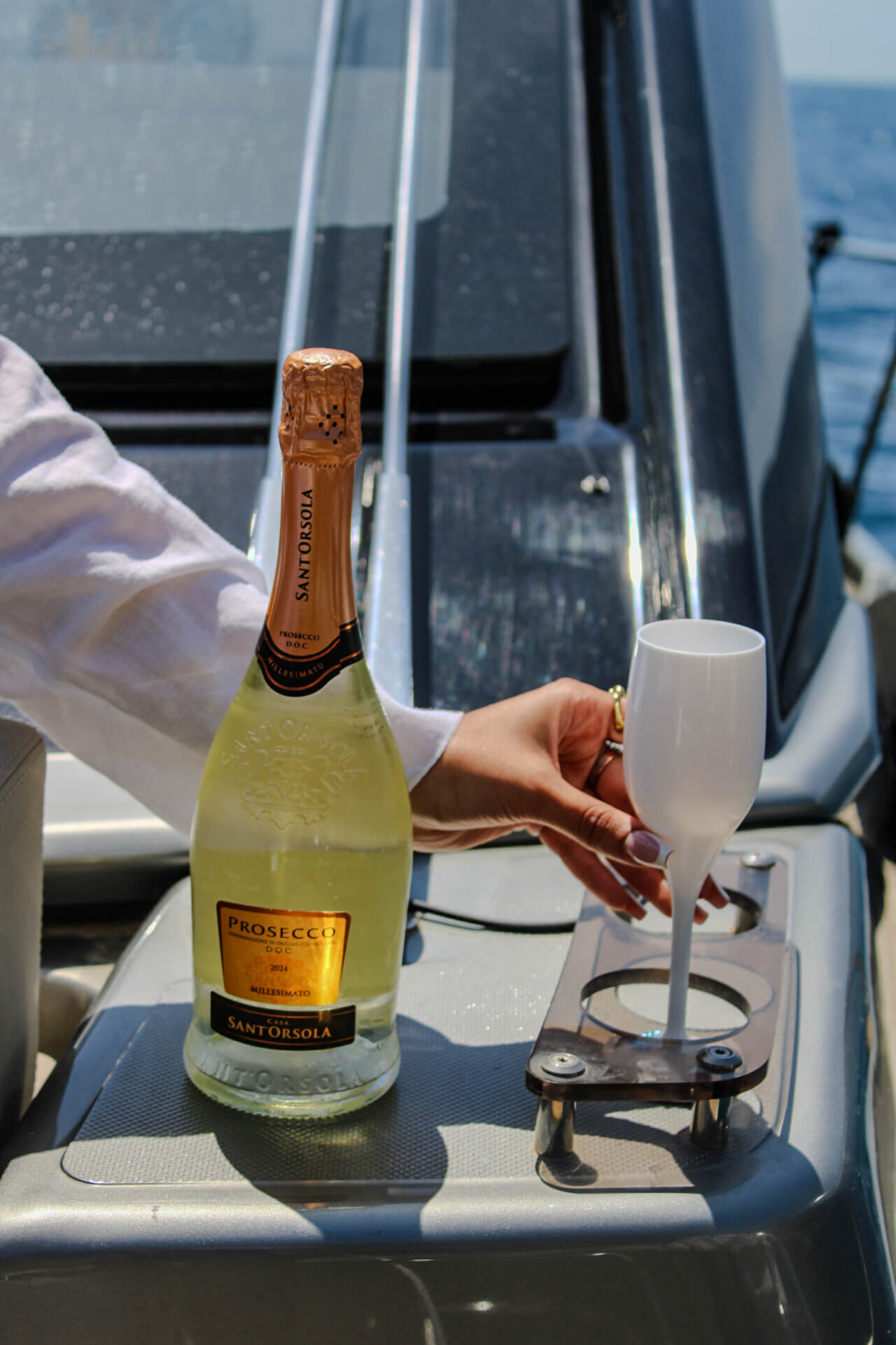 Brindisi con Prosecco a bordo durante un'esperienza Costa D'Amalfi Charter